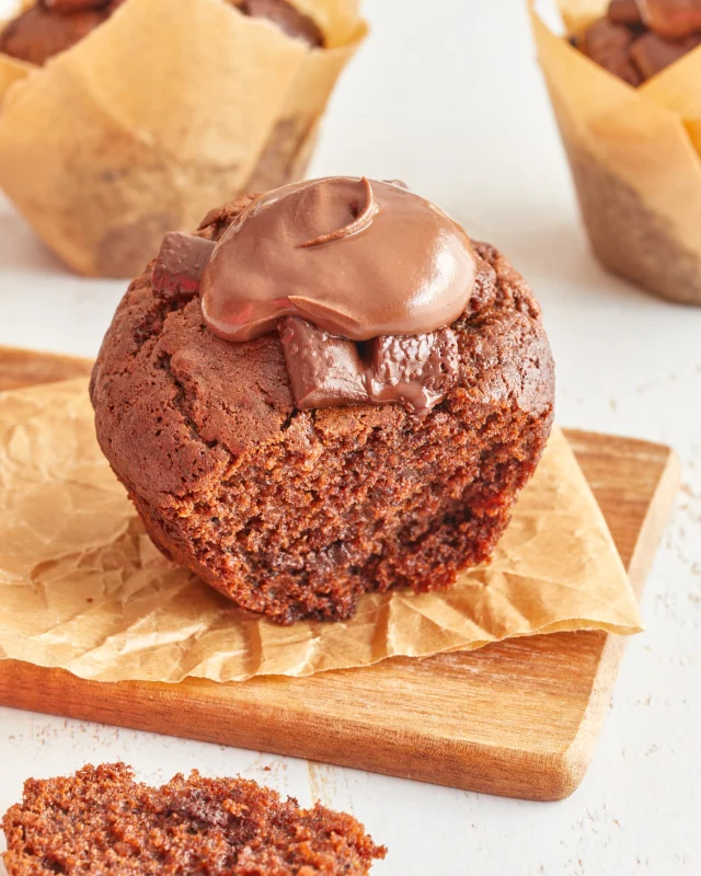 🍫 Un muffin ultra moelleux et terriblement chocolaté à la @nucellina, ça vous tente ? 🤎✨

Le secret d’une texture fondante ? Un mélange subtil de lait fermenté, d’huile et… une touche de gourmandise irrésistible avec la pâte à tartiner Nucellina Authentique ! 🤤

✨ Merci à @clelia_13_ pour cette recette ultra gourmande !
Retrouvez tous les détails de la recette sur www.nucellina.fr 📝👩‍🍳

Et vous, quelle est votre version préférée des muffins ? Chocolat, fruits rouges, vanille ?

🌰 Nucellina, c’est une pâte à tartiner artisanale, fabriquée en Corse avec des ingrédients de qualité, sans huile de palme.

#chocolat #muffin #nucellina #pateatartiner #produitcorse #gourmandise #patisserie #noisette #chocolatelover #clelia_13_