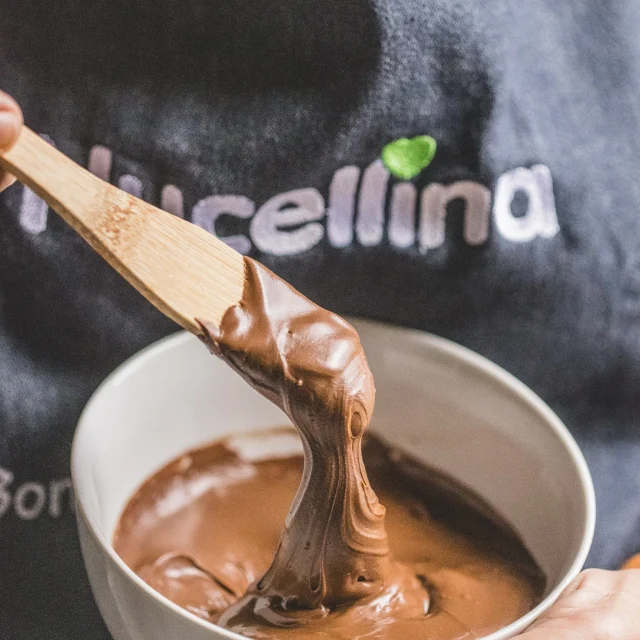 🥄 Il y a des gestes qui ne trompent pas😋
Celui-là, on le connaît par cœur : plonger la cuillère et sentir la texture parfaite d’une pâte à tartiner 🍫  travaillée avec exigence.
💬 Et vous, à quel moment de la journée succombez-vous à Nucellina ?

#Nucellina #GourmandiseHauteCouture #ArtisanatGourmand #FaitEnCorse #SansHuileDePalme #InstantPrécieux #PâteÀTartiner
