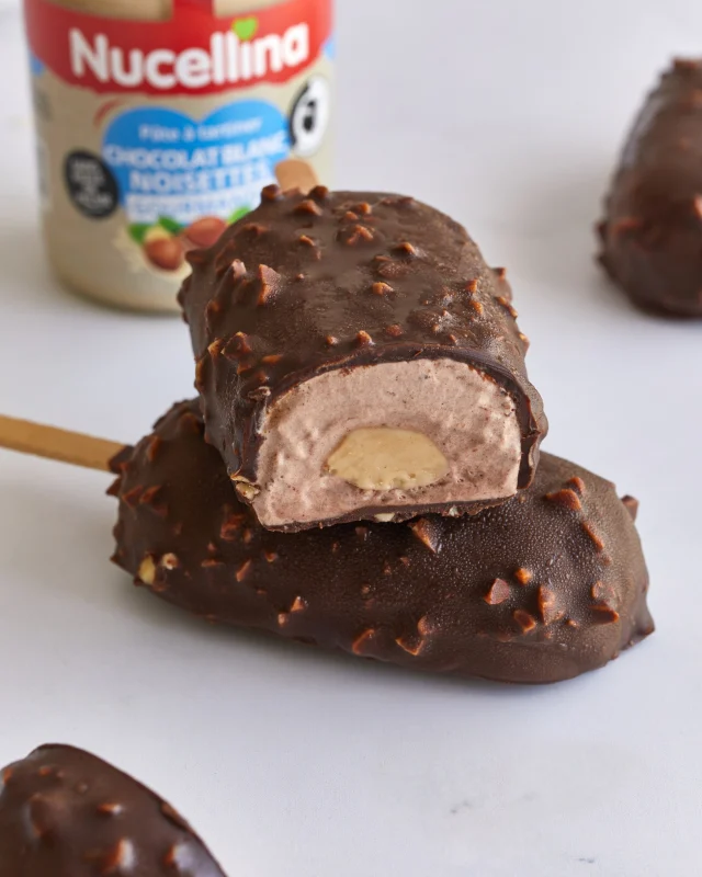 🍦 LA recette glacée ultra-gourmande Esquimau Nucellina 💛

Quand les températures montent, notre envie de fraîcheur ET de gourmandise aussi 😋

Merci à @clelia13 pour cette création givrée qui met notre pâte à tartiner Nucellina Chocolat Blanc Noisettes à l’honneur… dans un esquimau maison hyper simple à réaliser 🧊✨

👉 Au programme :
▫️ Glace express au cacao
▫️ Cœur fondant de Nucellina
▫️ Coque croquante chocolat noir & noisettes

Et tout ça… SANS machine à glace et en 10 minutes top chrono ! 💥

📌 Recette complète : www.nucellina.fr😍
📦 Livraison OFFERTE dès 3 pots commandés sur notre site !

💬 Glace ou sorbet, vous êtes plutôt team quoi ? Vous voulez une recette express de sorbet la prochaine fois ? Dites-le en commentaire ⬇️

#nucellina #recettegourmande #glace #icecream #pateatartinercorse #fabriqueeencorse #noisette #gourmandise #faitmaison #glacemaison #chocolatblanc #esquimau #été #clelia_13_